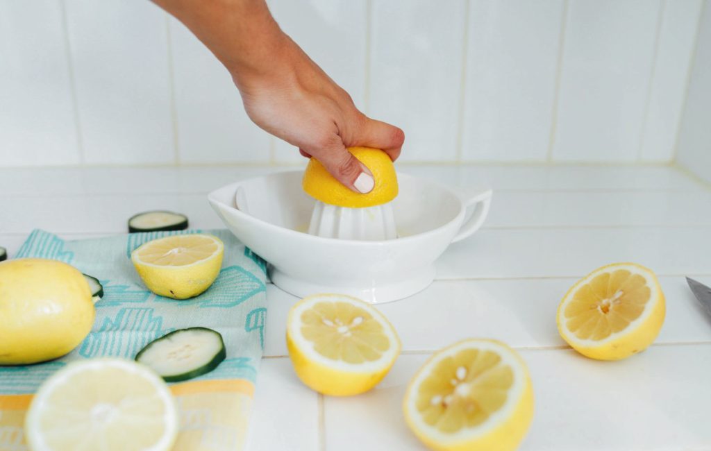 Trị mụn lưng với chanh tươi tại nhà