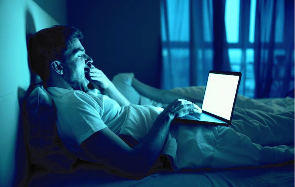 Không sử dụng thiết bị điện tử trước khi ngủ là cách cải thiện rối loạn giấc ngủ